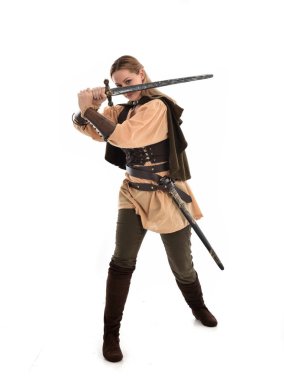 tam uzunlukta portre sarışın kız kahverengi Ortaçağ savaşçı kostüm giyiyor. ayakta poz, beyaz stüdyo arka plan üzerinde izole.