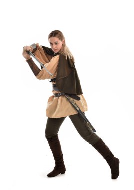 tam uzunlukta portre sarışın kız kahverengi Ortaçağ savaşçı kostüm giyiyor. ayakta poz, beyaz stüdyo arka plan üzerinde izole.