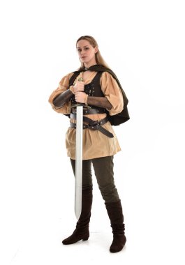 tam uzunlukta portre sarışın kız kahverengi Ortaçağ savaşçı kostüm giyiyor. ayakta poz, beyaz stüdyo arka plan üzerinde izole.