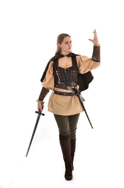 Tam Uzunlukta Portre Sarışın Kız Kahverengi Ortaçağ Savaşçı Kostüm Giyiyor — Stok fotoğraf