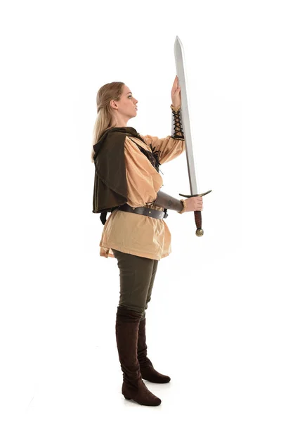Retrato Comprimento Total Menina Loira Vestindo Trajes Guerreiro Medieval Marrom — Fotografia de Stock