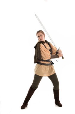 tam uzunlukta portre sarışın kız kahverengi Ortaçağ savaşçı kostüm giyiyor. ayakta poz, beyaz stüdyo arka plan üzerinde izole.