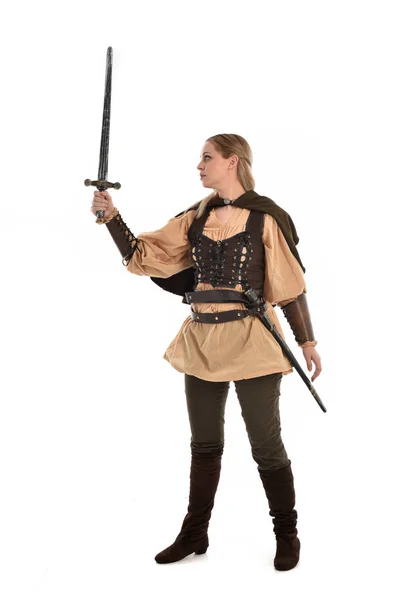 Potret Panjang Penuh Gadis Pirang Mengenakan Kostum Prajurit Abad Pertengahan — Stok Foto