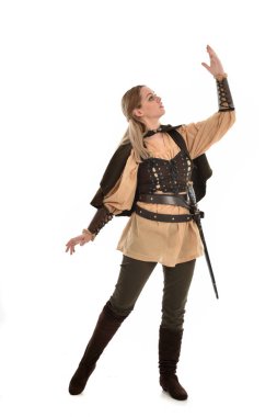 tam uzunlukta portre sarışın kız kahverengi Ortaçağ savaşçı kostüm giyiyor. ayakta poz, beyaz stüdyo arka plan üzerinde izole.