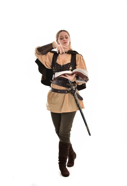 身穿褐色中世纪武士服的金发女郎的全长肖像 站立的姿态 被隔绝在白色演播室背景 — 图库照片