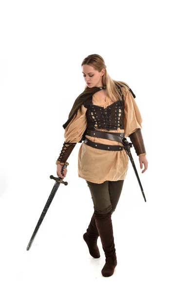 Ολόσωμο Πορτρέτο Του Ξανθιά Κοπέλα Φορώντας Κοστούμι Καφέ Μεσαιωνικός Πολεμιστής — Φωτογραφία Αρχείου
