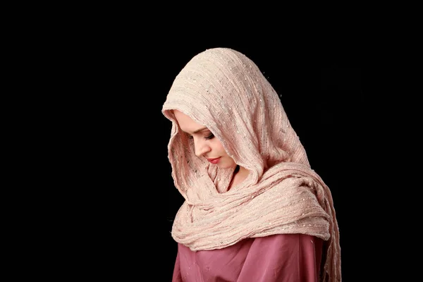 분홍색 Headscarf를 여자의 초상화입니다 스튜디오 — 스톡 사진
