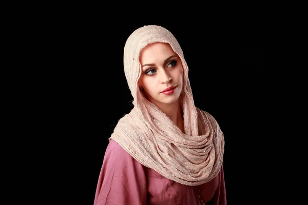 Portrait Jolie Fille Portant Foulard Rose Fond Studio Noir — Photo