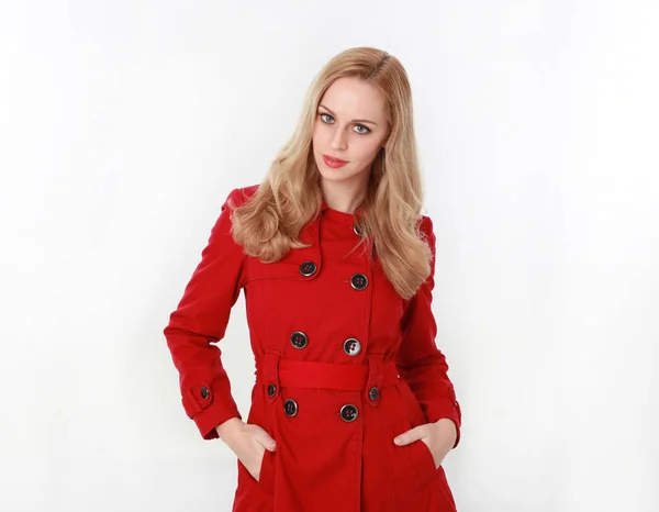 Porträtt Vacker Blond Flicka Klädd Röd Trenchcoat Isolerad Vita Studio — Stockfoto