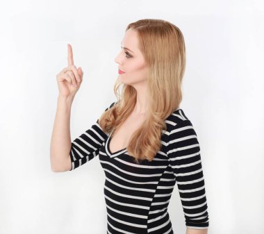 çizgili gömlek giymiş güzel sarışın kız kapatın. beyaz stüdyo arka plan.