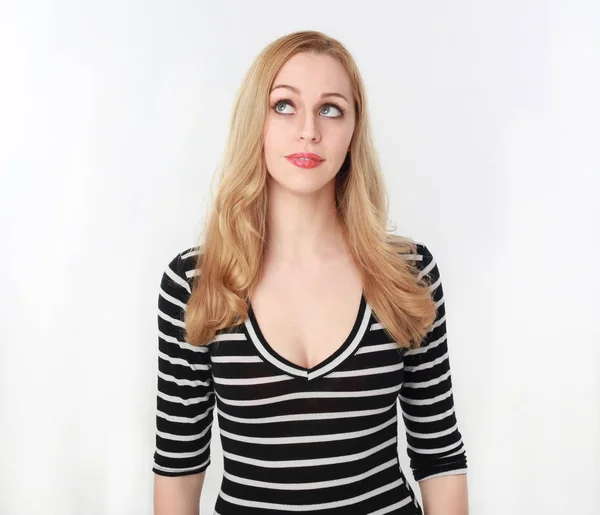 Nahaufnahme Eines Hübschen Blonden Mädchens Mit Gestreiftem Hemd Weißer Studiohintergrund — Stockfoto