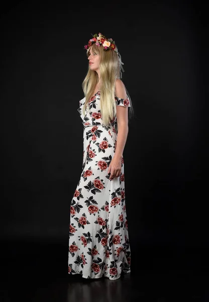 Retrato Longitud Completa Chica Rubia Con Vestido Floral Una Corona — Foto de Stock