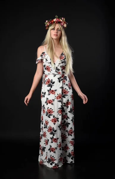 Ολόσωμο Πορτρέτο Του Ξανθιά Κοπέλα Φορώντας Floral Φόρεμα Και Ένα — Φωτογραφία Αρχείου