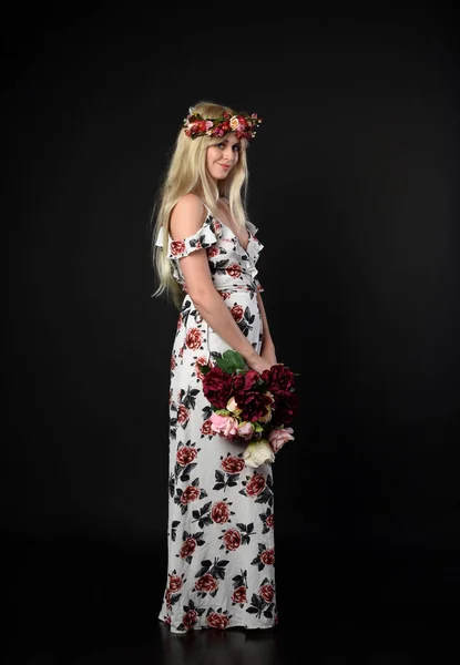 Ganzkörperporträt Eines Blonden Mädchens Das Ein Florales Kleid Und Eine — Stockfoto