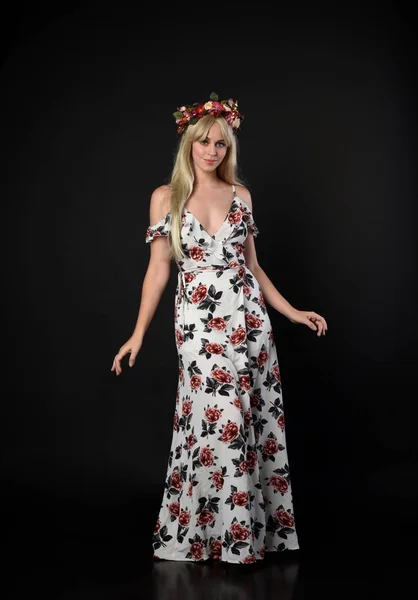 Портрет Блондинки Квітковій Сукні Квітковій Короні Стояча Поза Чорному Студійному — стокове фото