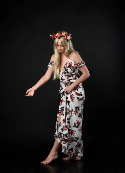 Ganzkörperporträt Eines Blonden Mädchens Das Ein Florales Kleid Und Eine — Stockfoto