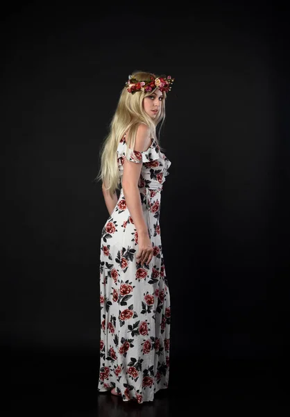 Ganzkörperporträt Eines Blonden Mädchens Das Ein Florales Kleid Und Eine — Stockfoto