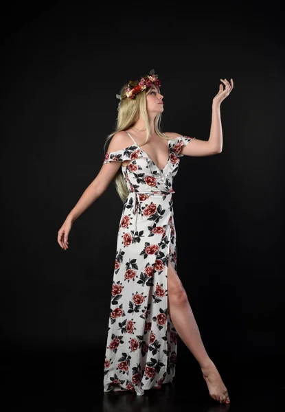 Ganzkörperporträt Eines Blonden Mädchens Das Ein Florales Kleid Und Eine — Stockfoto