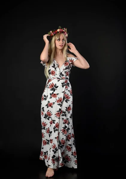 Ganzkörperporträt Eines Blonden Mädchens Das Ein Florales Kleid Und Eine — Stockfoto