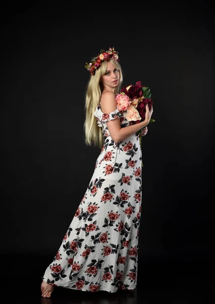 Портрет Блондинки Квітковій Сукні Квітковій Короні Стояча Поза Чорному Студійному — стокове фото