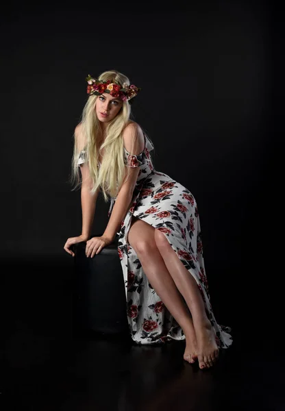 Полноразмерный Портрет Блондинки Цветочной Короне Цветочном Платье Сидящая Поза Изолированные — стоковое фото