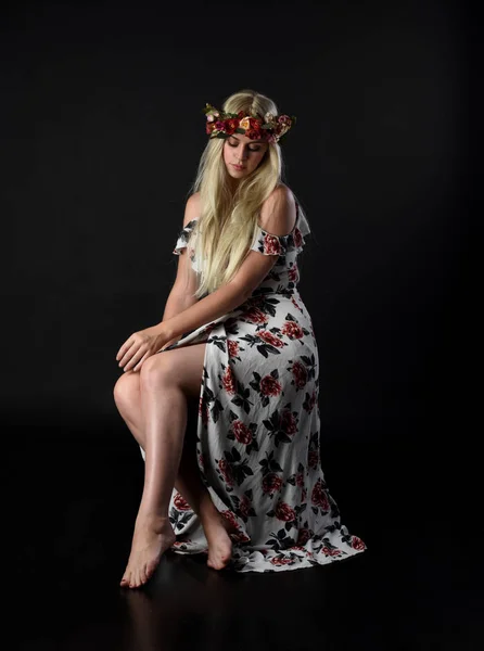 Retrato Longitud Completa Chica Rubia Con Corona Flores Vestido Floral —  Fotos de Stock