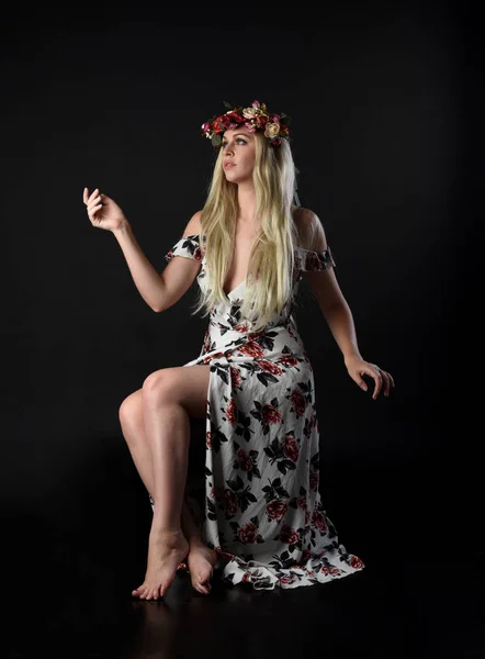 Ganzkörperporträt Eines Blonden Mädchens Mit Blumenkrone Und Floralem Kleid Sitzend — Stockfoto