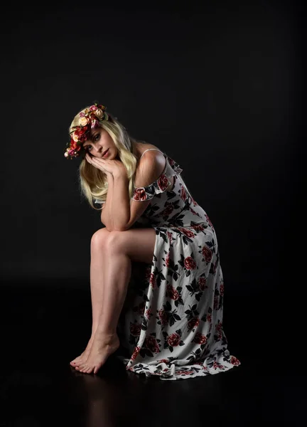 Retrato Comprimento Total Menina Loira Usando Coroa Flores Vestido Floral — Fotografia de Stock