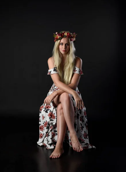 Retrato Longitud Completa Chica Rubia Con Corona Flores Vestido Floral — Foto de Stock