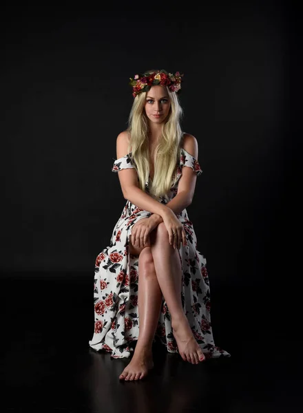 Retrato Longitud Completa Chica Rubia Con Corona Flores Vestido Floral — Foto de Stock