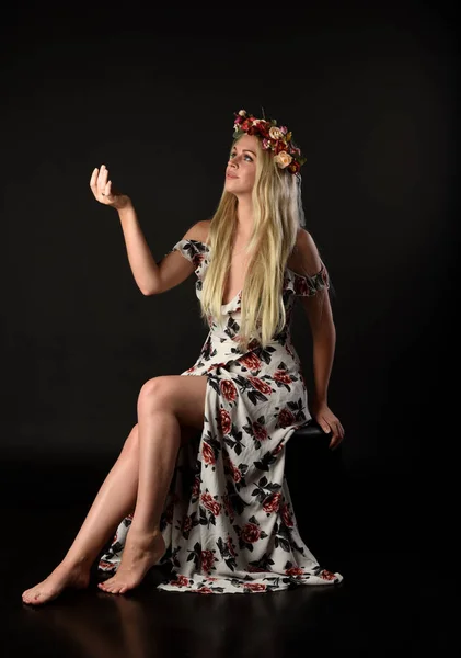 Полноразмерный Портрет Блондинки Цветочной Короне Цветочном Платье Сидящая Поза Изолированные — стоковое фото