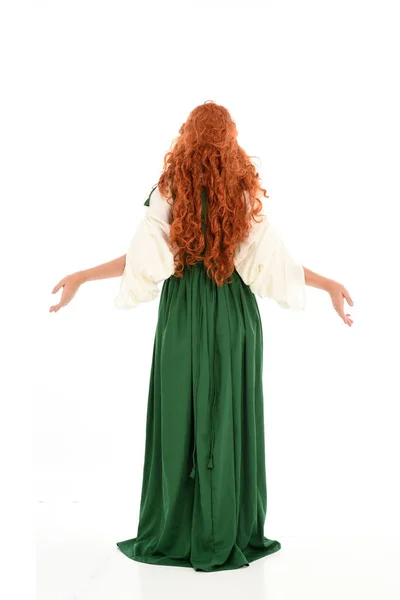 Retrato Comprimento Total Menina Cabelos Vermelhos Vestindo Vestido Medieval Verde — Fotografia de Stock