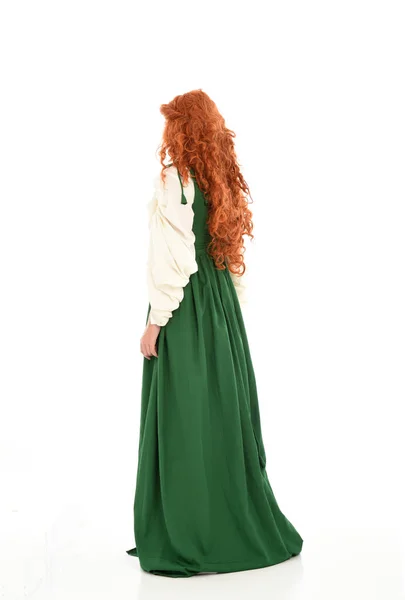 Retrato Comprimento Total Menina Cabelos Vermelhos Vestindo Vestido Medieval Verde — Fotografia de Stock