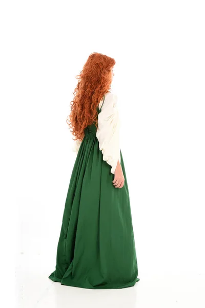 Retrato Comprimento Total Menina Cabelos Vermelhos Vestindo Vestido Medieval Verde — Fotografia de Stock