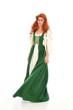poz ayakta yeşil Ortaçağ elbisesi, tam uzunlukta kırmızı saçlı kız giyiyor. beyaz stüdyo arka plan üzerinde izole.