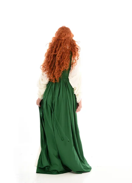 Retrato Cuerpo Entero Niña Pelirroja Con Vestido Medieval Verde Pose — Foto de Stock