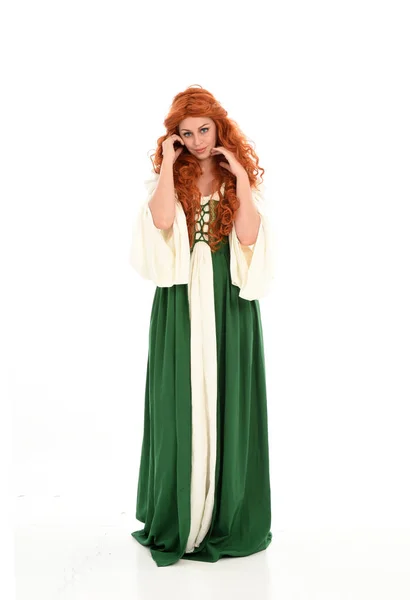 Рыжая Девушка Зеленом Средневековом Платье Стоящая Поза Изолированные Белом Фоне — стоковое фото