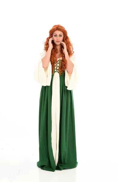 Volledige Lengte Portret Red Haired Meisje Dragen Groene Middeleeuwse Jurk — Stockfoto