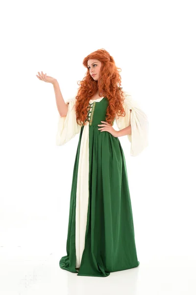 Celé Délce Portrét Červené Vlasy Dívka Která Nosí Zelené Šaty — Stock fotografie