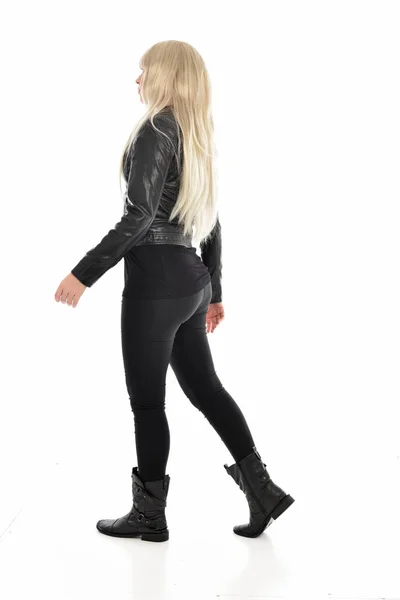 Full Längd Porträtt Blond Flicka Klädd Svart Läderkläder Stående Pose — Stockfoto