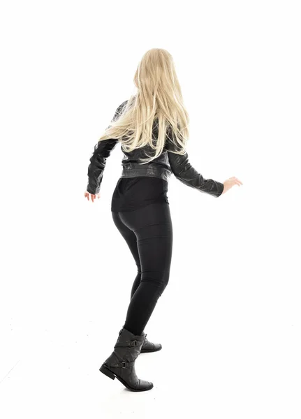 Ganzkörperporträt Eines Blonden Mädchens Schwarzer Lederkleidung Stehend Mit Dem Rücken — Stockfoto