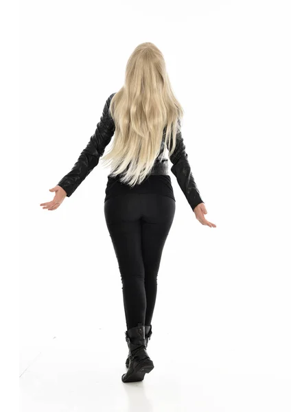 Ganzkörperporträt Eines Blonden Mädchens Schwarzer Lederkleidung Stehend Mit Dem Rücken — Stockfoto