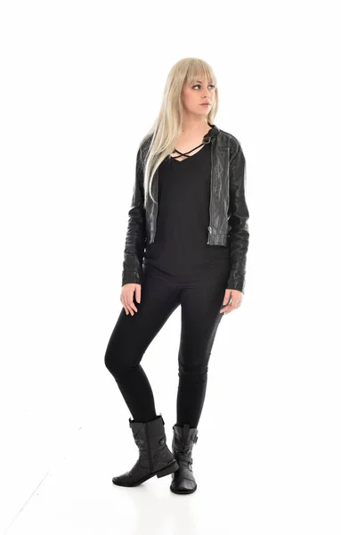 Ganzkörperporträt Eines Blonden Mädchens Schwarzer Lederkleidung Das Stehend Posiert Isoliert — Stockfoto