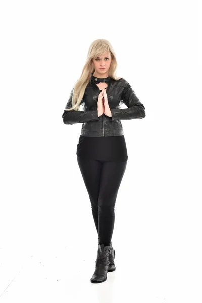Ganzkörperporträt Eines Blonden Mädchens Schwarzer Lederkleidung Das Stehend Posiert Isoliert — Stockfoto