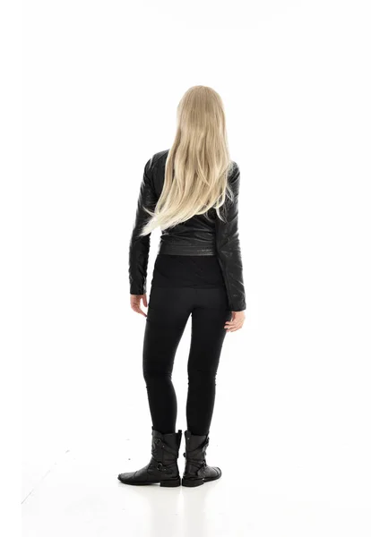 Ganzkörperporträt Blondes Mädchen Schwarzer Lederkleidung Stehender Pose Isoliert Auf Weißem — Stockfoto