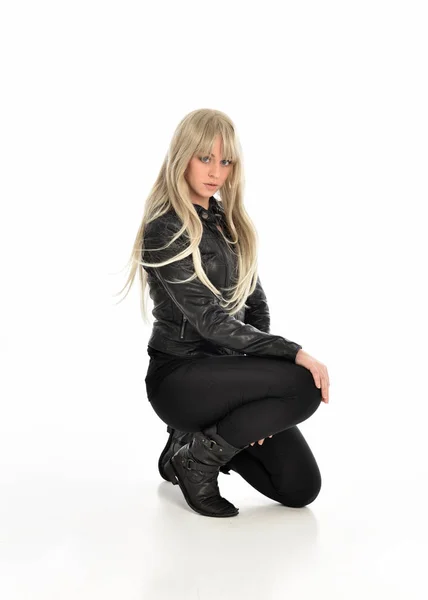 Ganzkörperporträt Eines Blonden Mädchens Schwarzem Lederkostüm Sitzend Isoliert Auf Weißem — Stockfoto