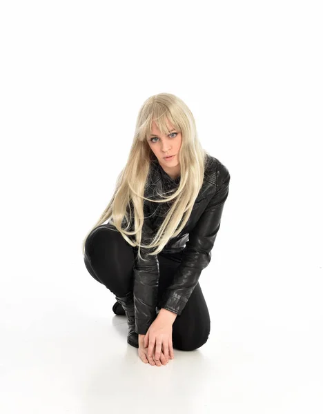 Ganzkörperporträt Eines Blonden Mädchens Schwarzem Lederkostüm Sitzend Isoliert Auf Weißem — Stockfoto
