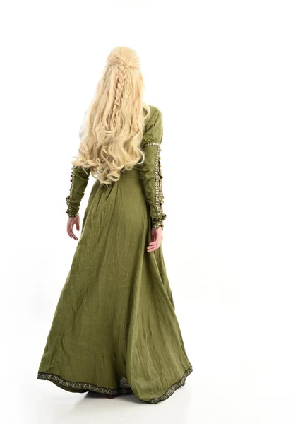 Portrait Complet Fille Blonde Portant Une Robe Médiévale Verte Pose — Photo