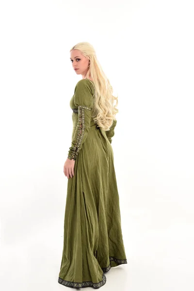Ganzkörperporträt Eines Blonden Mädchens Grünen Mittelalterlichen Gewand Stehpositionen Mit Blick — Stockfoto