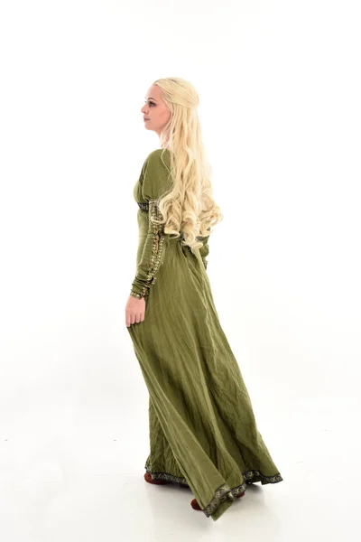 Портрет Блондинки Зеленом Средневековом Платье Стоя Позируют Лицом Камере Изолированные — стоковое фото